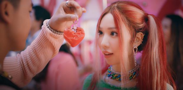 Min comeback: Người khen hết lời, kẻ bảo giống BLACKPINK, còn suy diễn MV 16+?-1