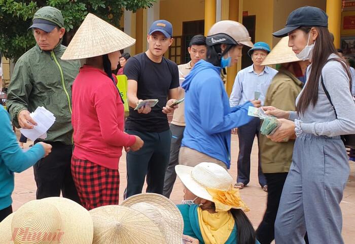 FC Thủy Tiên đòi chặn xe, không cho thần tượng đi làm từ thiện-5