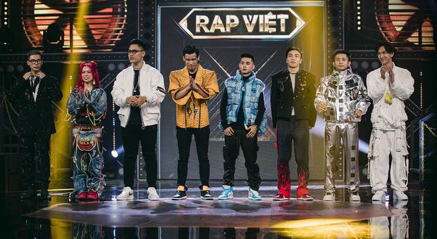 Rap Việt đã tìm ra 8 chiến binh mạnh nhất để cùng tranh tài cho ngôi vị Quán quân mùa đầu tiên. Những hình ảnh về đêm thi đầu tiên của trận chung kết đã được hé lộ. Từ huấn luyện viên cho đến thí sinh đều đầu tư cho phần trang phục.