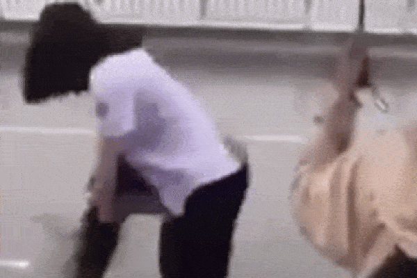 Clip: 2 học sinh đi xe máy bị ô tô đâm tóe lửa rồi lao vào dải phân cách-1