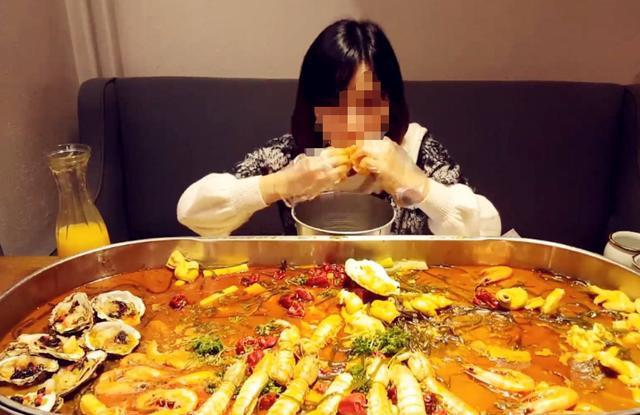 Cô gái nhập viện vì nuốt chửng thức ăn khi quay mukbang-1