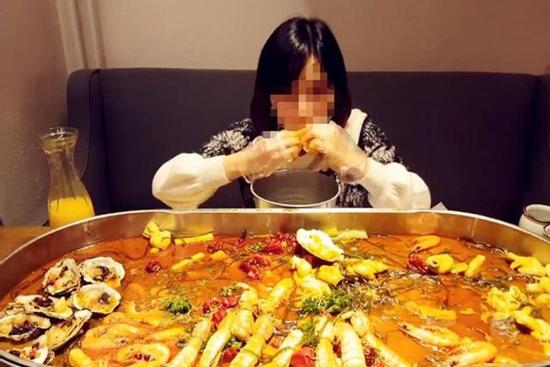 Cô gái nhập viện vì nuốt chửng thức ăn khi quay mukbang