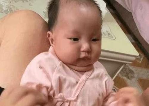 Bố chỉ cưng yêu con gái, vẻ mặt ai oán của cậu cả khiến ai nấy cười như được mùa-1