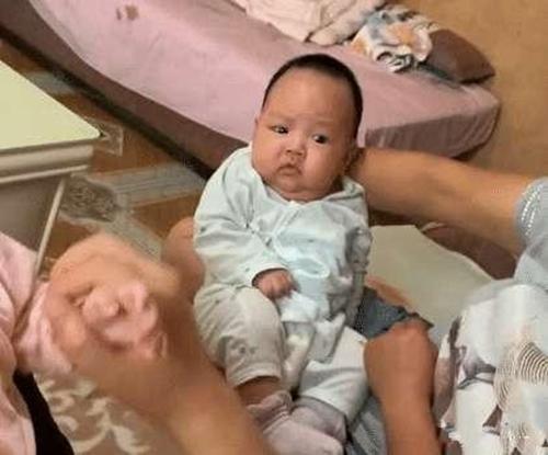 Bố chỉ cưng yêu con gái, vẻ mặt ai oán của cậu cả khiến ai nấy cười như được mùa-2