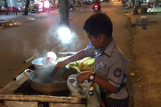 Cậu bé đi bán ngô một mình giữa đêm tối: 'Con mặc áo đồng phục cho giống mấy bạn được đi học'