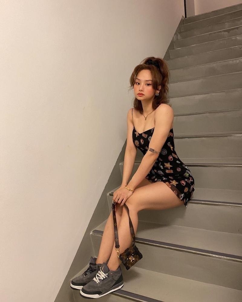 STREET STYLE: Miu Lê tự tin diện váy bó - Ngọc Trinh hack tuổi bằng băng-đô giống Jennie-6