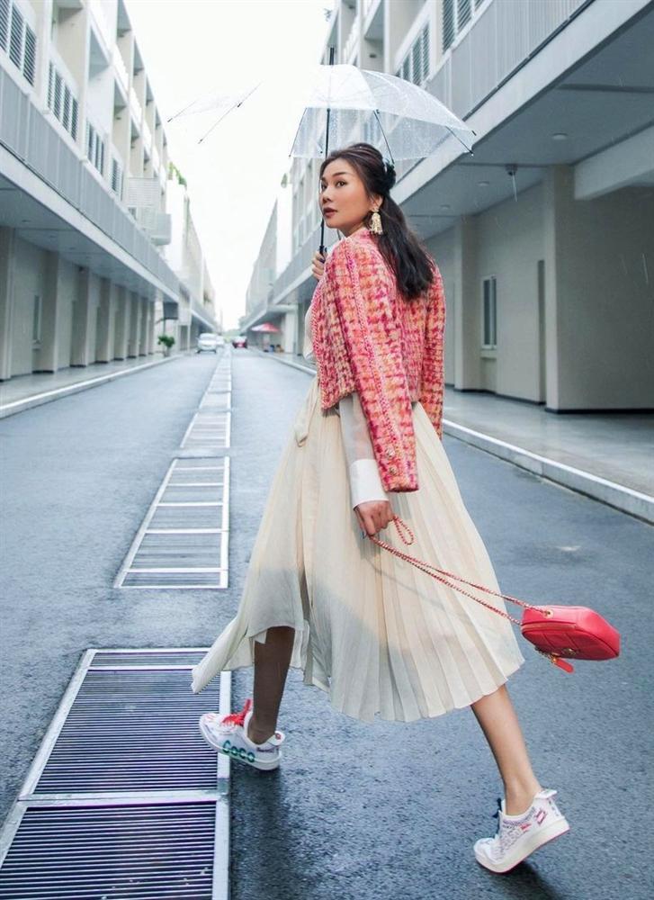 STREET STYLE: Miu Lê tự tin diện váy bó - Ngọc Trinh hack tuổi bằng băng-đô giống Jennie-9