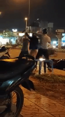 Bị côn đồ hành hung, thanh niên chạy tóe khói bỏ mặc bạn gái ở lại ăn tát lật mặt-1