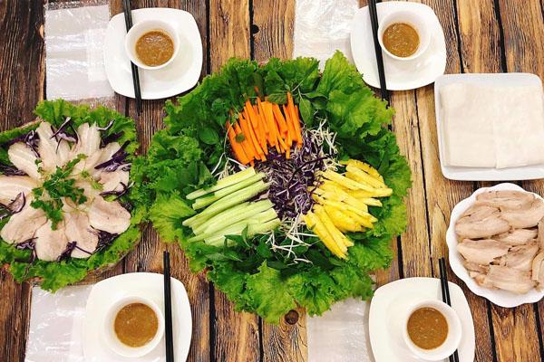 Hí hửng úp bánh sinh nhật vào mặt nhân vật chính, nhóm bạn bị ném đá dữ dội-8