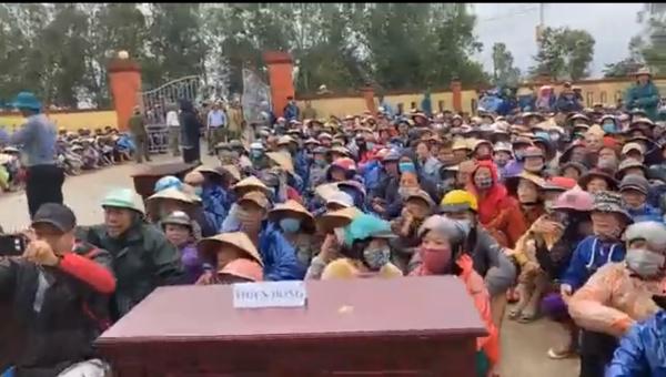 Thủy Tiên ngày thứ 10 viện trợ miền Trung: Đã có người ngất trong lúc xếp hàng nhận quà-1