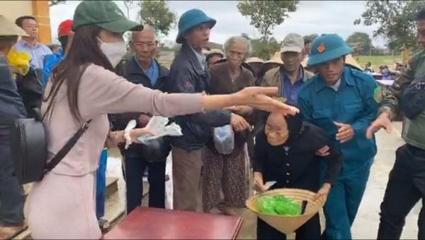 Thủy Tiên ngày thứ 10 viện trợ miền Trung: Đã có người ngất trong lúc xếp hàng nhận quà-3