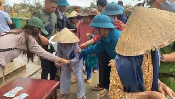 Thủy Tiên ngày thứ 10 viện trợ miền Trung: Đã có người ngất trong lúc xếp hàng nhận quà-4