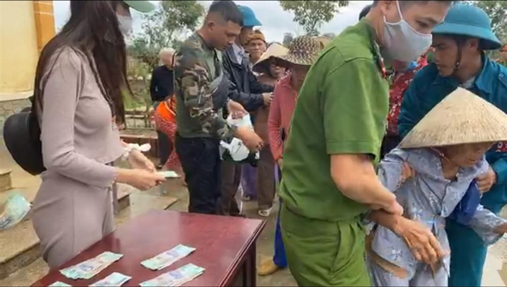 Thủy Tiên ngày thứ 10 viện trợ miền Trung: Đã có người ngất trong lúc xếp hàng nhận quà-6