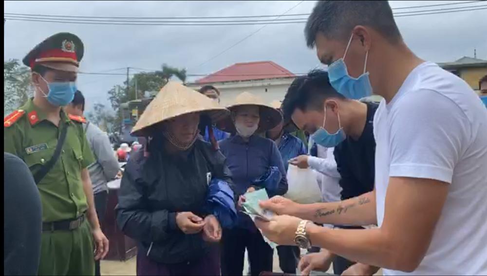 Thủy Tiên ngày thứ 10 viện trợ miền Trung: Đã có người ngất trong lúc xếp hàng nhận quà-7