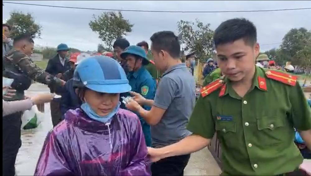 Thủy Tiên ngày thứ 10 viện trợ miền Trung: Đã có người ngất trong lúc xếp hàng nhận quà-8