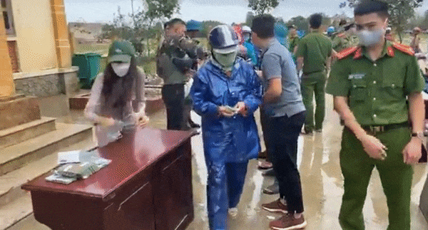 Thủy Tiên ngày thứ 10 viện trợ miền Trung: Đã có người ngất trong lúc xếp hàng nhận quà-11