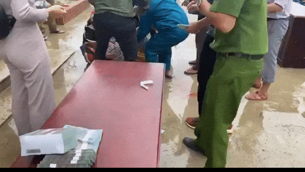 Thủy Tiên ngày thứ 10 viện trợ miền Trung: Đã có người ngất trong lúc xếp hàng nhận quà-12