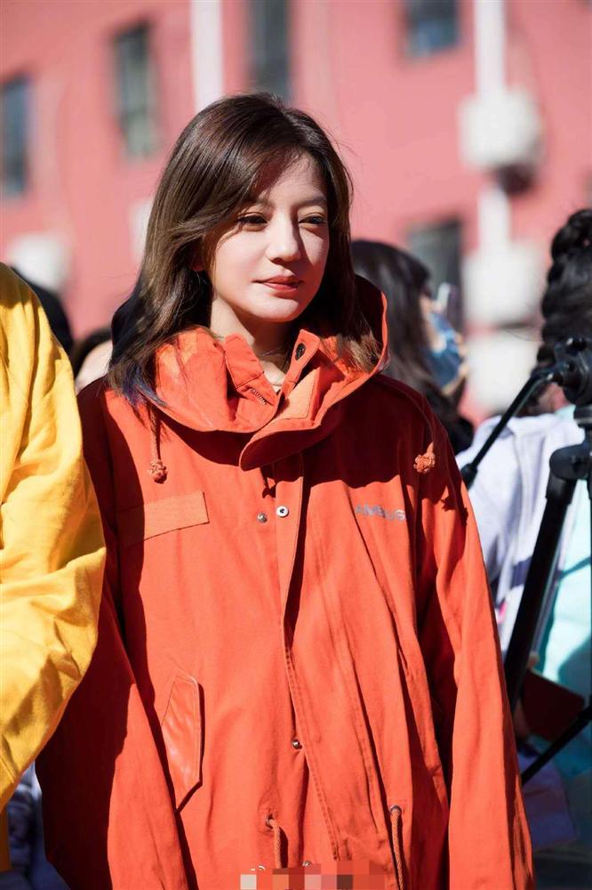 Sau bê bối sống chung với trai trẻ, Triệu Vy rạng rỡ tại lễ khai máy phim mới-3