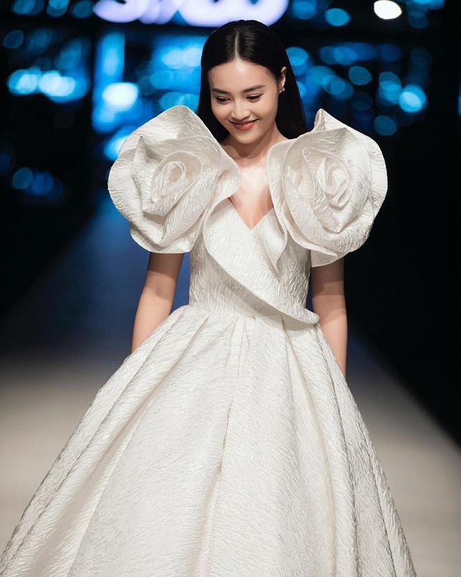 Thủy Tiên đơn giản mà sang - Đỗ Mỹ Linh có 3 bộ cánh lọt top sao mặc đẹp-9