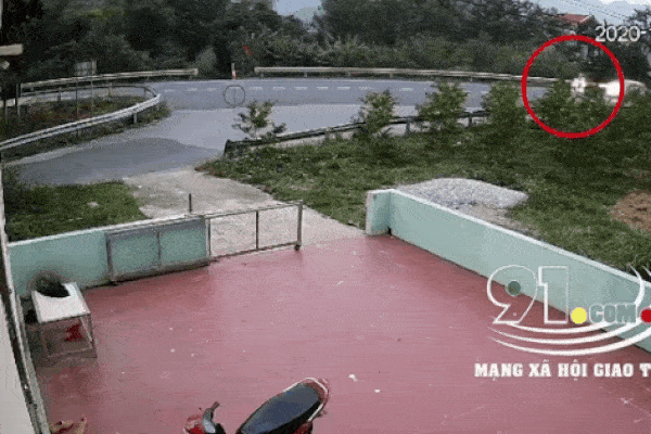 Clip: Xe tải lao như tên húc bẹp bà bán trứng, khách mua hàng thoát chết ngoạn mục-2