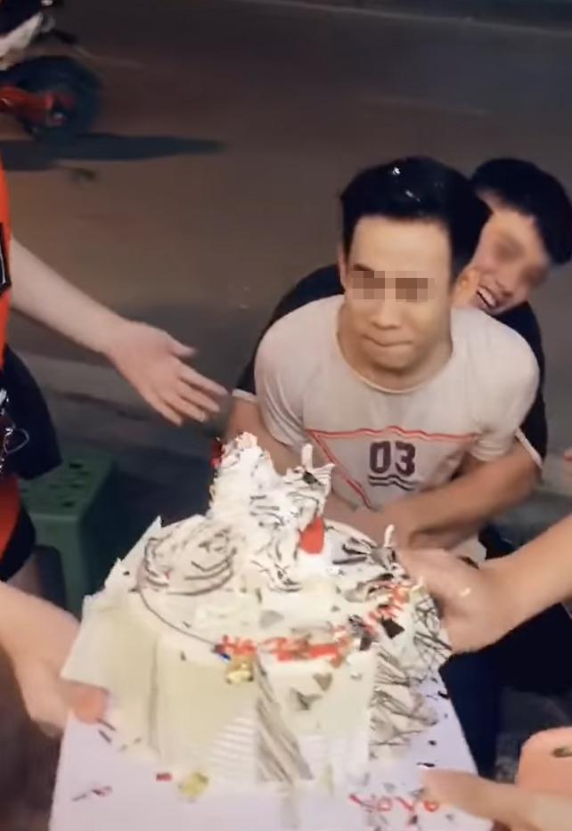 Hí hửng úp bánh sinh nhật vào mặt nhân vật chính, nhóm bạn bị ném đá dữ dội-1