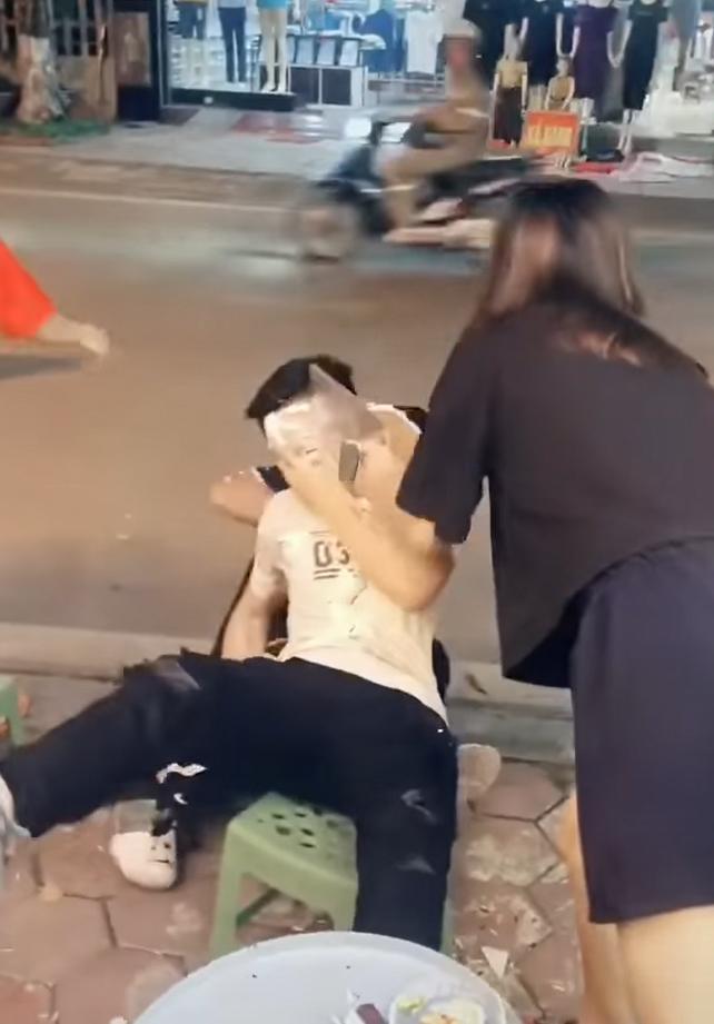 Hí hửng úp bánh sinh nhật vào mặt nhân vật chính, nhóm bạn bị ném đá dữ dội-4