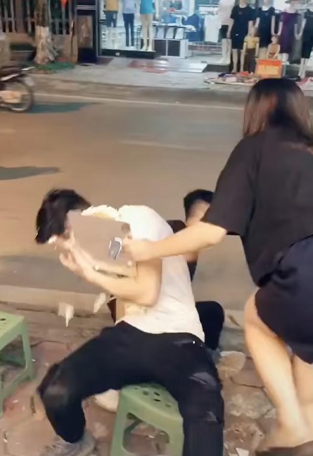 Hí hửng úp bánh sinh nhật vào mặt nhân vật chính, nhóm bạn bị ném đá dữ dội-5