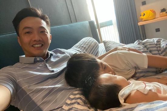 Thích thú khoảnh khắc quây quần của 3 bố con Cường Đô La