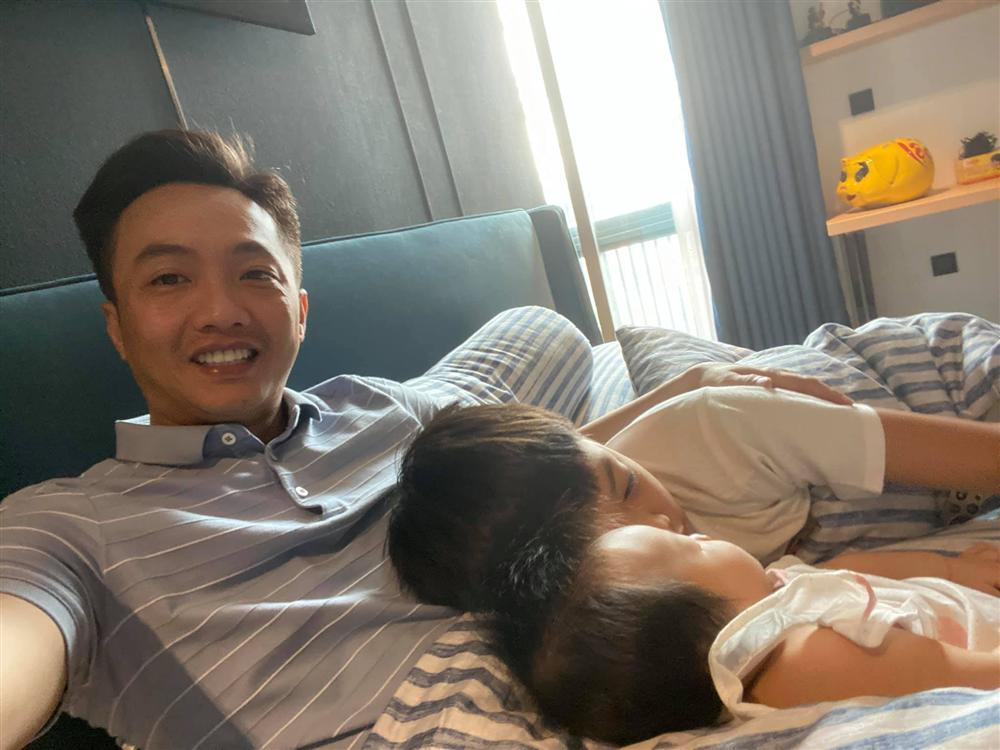 Thích thú khoảnh khắc quây quần của 3 bố con Cường Đô La-1