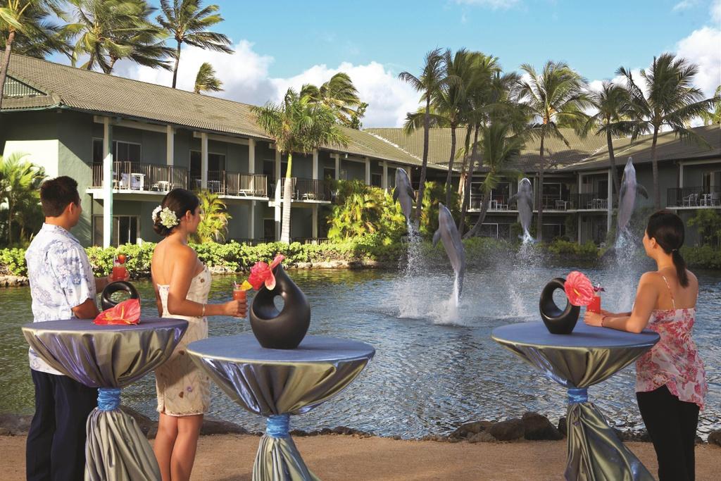 Kahala Hotel & Resort, Honolulu, Hawaii, Mỹ: Khách sạn ở Honolulu này từng đón tiếp nhiều tổng thống từ Lyndon B. Johnson đến George W. Bush. Là khách sạn đắt nhất thế giới khi mở cửa vào năm 1964, Kahala có 338 phòng, rất nổi tiếng trong giới thượng lưu. Phòng Tổng thống tại đây rộng 1.500 m2. Một số vị khách nổi tiếng khác từng lưu trú tại đây như Elizabeth Taylor, Dali Lama, Michael Jackson và Rolling Stones.