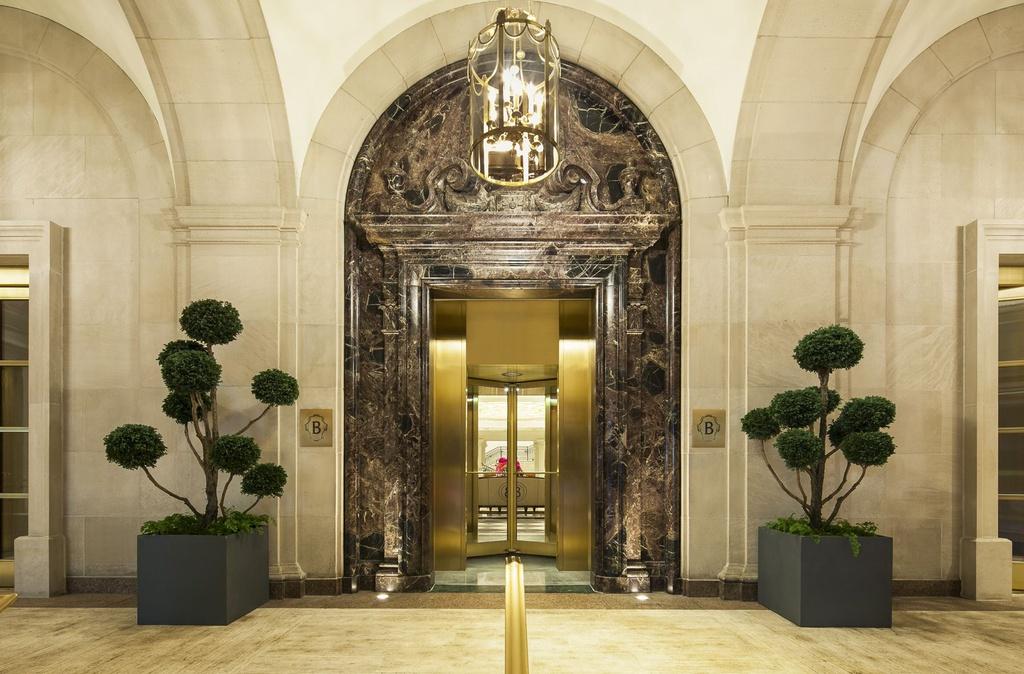 InterContinental New York Barclay, New York, Mỹ: Khách sạn 90 tuổi ở New York này từng là nơi ở của 2 Tổng thống Barack Obama và Bill Clinton. Clinton đã đặt khách sạn làm trụ sở của mình trong chiến dịch tranh cử tổng thống năm 1996. Sau đợt cải tạo trị giá 180 triệu USD đầu năm nay, khách sạn 5 sao này hiện có 702 phòng và suite, quầy bar, lounge, không gian tổ chức sự kiện rộng 15.000 m2. Phòng Tổng thống của khách sạn rộng 334 m2, có lối vào lát đá cẩm thạch, phòng tập thể dục riêng, thư viện, văn phòng.