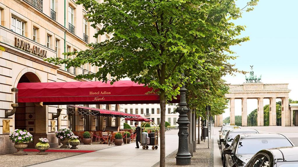 Khách sạn Adlon Kempinski, Berlin, Đức: Những vị khách nổi tiếng, giàu có từng ở tại Adlon Kempinski có thể kể đến như Albert Einstein, Charlie Chaplin, Henry Ford, John D Rockerfeller và Nữ hoàng Elizabeth II. Đây cũng là nơi được Barack Obama lựa chọn khi ông đến Berlin trong cuộc vận động tranh cử vào năm 2008. Tọa lạc trên quảng trường Pariser Platz, khách sạn nổi tiếng nhất của Đức này nằm cạnh cổng Brandenburg và chỉ cách Bức tường Berlin 3 phút đi bộ.
