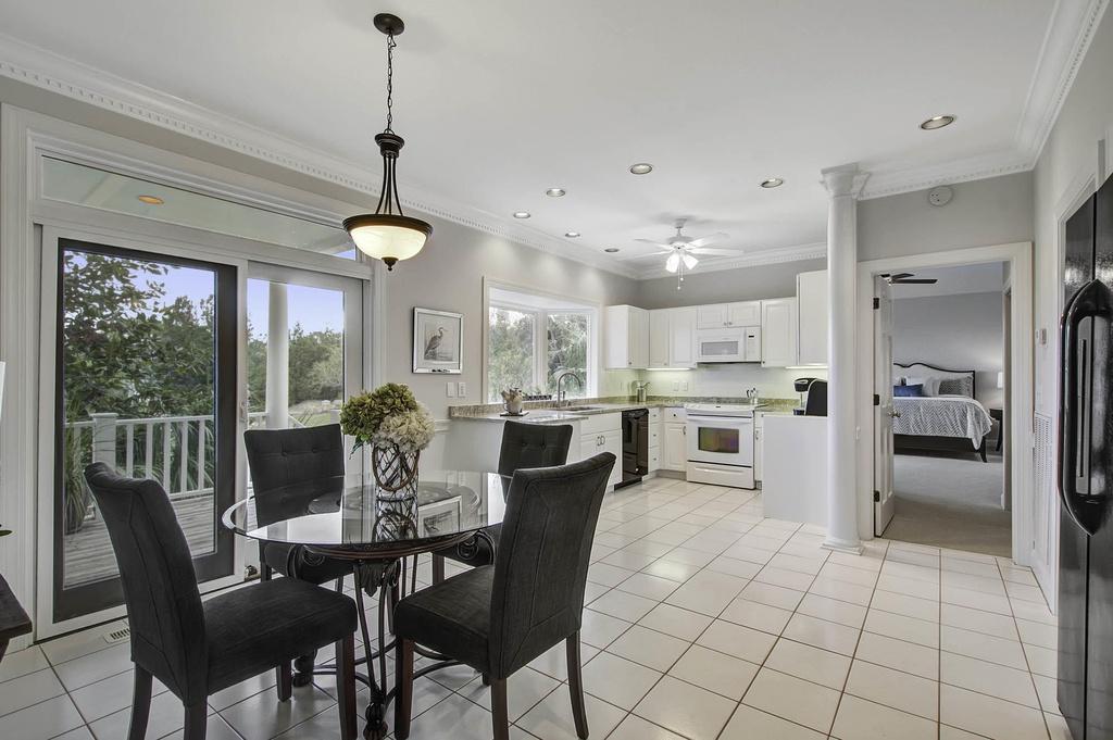 The Merrion, Dublin, Ireland: Khách sạn tốt và độc đáo nhất của Dublin The Merrion là nơi nghỉ của Barack và Michelle Obama khi đến thăm thủ đô Ireland vào năm 2011. Trong thời gian lưu trú, cựu tổng thống đã đặt tất cả 142 phòng để đủ chỗ cho đoàn tùy tùng. Vợ chồng Obama ở trong căn hộ áp mái rộng 204 m2 tại Mornington House, một trong 4 ngôi nhà phố thời Georgia của khách sạn.