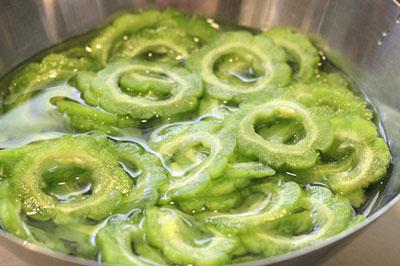 Ít người biết được những mẹo đơn giản giúp giảm độ đắng của khổ qua-5