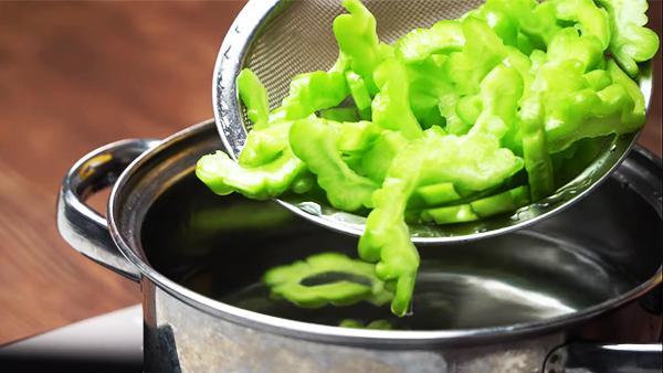 Ít người biết được những mẹo đơn giản giúp giảm độ đắng của khổ qua-6