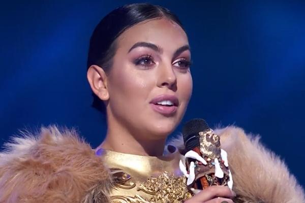 Bạn gái Ronaldo quên mặc quần, tạo dáng gợi cảm như tiên cá-8