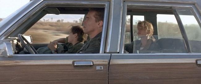 Một cảnh trong Terminator 2, Anorld Schwarzenegger không tự nói thoại mà đọc văn bản viết sẵn in ra giấy. Lý do vì Anorld không thể học thuộc câu chuyện về Skynet, nên đạo diễn James Cameron phải in ra và dính lên kính chắn gió để nam diễn viên đọc nó một cách đơn giản.