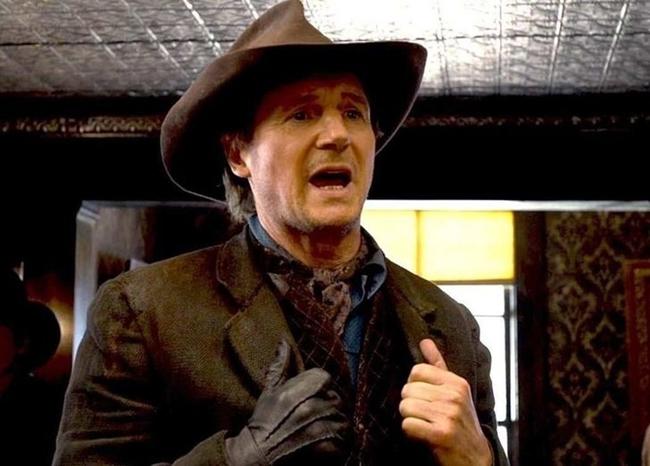 Liam Neeson nhận lời đóng A Million Way to Die in the West chỉ vì từng bị phim Family Guy chế nhạo. Trong cuộc phỏng vấn với Today năm 2014, Liam nói ông vẫn nhớ rất rõ một tập của series phim Family Guy, trong đó nhân vật chính Peter kể câu chuyện cười như sau: "Hãy tưởng tượng Liam Neeson đang ở miền tây. Haha! Và nói bằng cái giọng hài hước của ông ấy".

Đó là lý do khi nhà sản xuất gọi, nam diễn viên nói: "Tôi đồng ý đóng với điều kiện tôi sẽ nói thoại bằng chất giọng đặc sệt Ireland".
