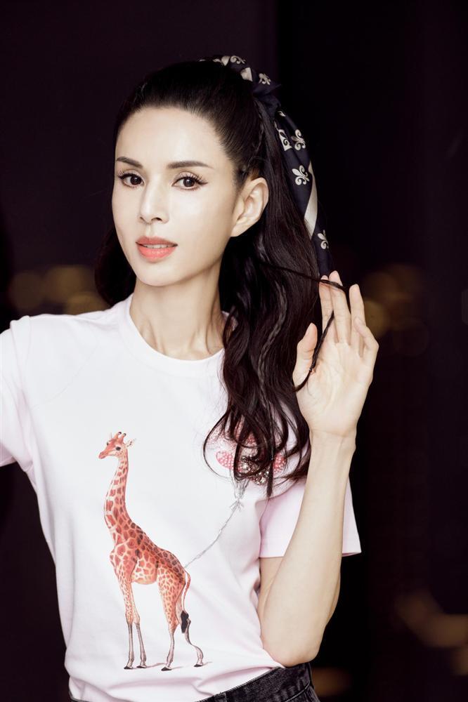 Tiểu Long Nữ Lý Nhược Đồng khoe vòng eo nhỏ hơn cả Ngọc Trinh-4