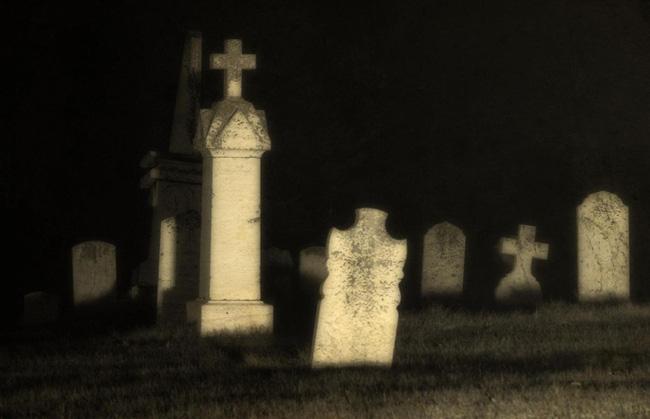 Ông bố bỏ con ở nghĩa trang một mình, cảnh sát tra hỏi thì ấp úng lý do khó đỡ-1