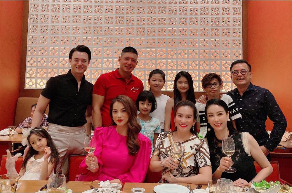 Đại gia Huỳnh Trung Nam xuất hiện hiếm hoi bên hoa hậu Hà Kiều Anh-1