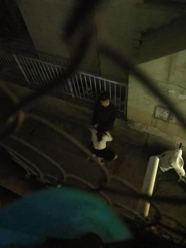 Ngán ngẩm cô gái vô tư diễn cảnh 18+ với bạn trai ngay giữa đường-1