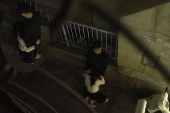 Ngán ngẩm cô gái vô tư diễn cảnh 18+ với bạn trai ngay giữa đường