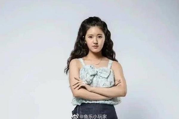 Triệu Lộ Tư bị chê lố lăng, làm trò khi mướn dàn vệ sỹ đông đảo bảo vệ dù chẳng ai vây quanh-9