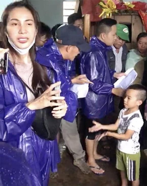 Thủy Tiên – Công Vinh gầy gò ngày trở về Sài Gòn sau nửa tháng cứu trợ miền Trung-5