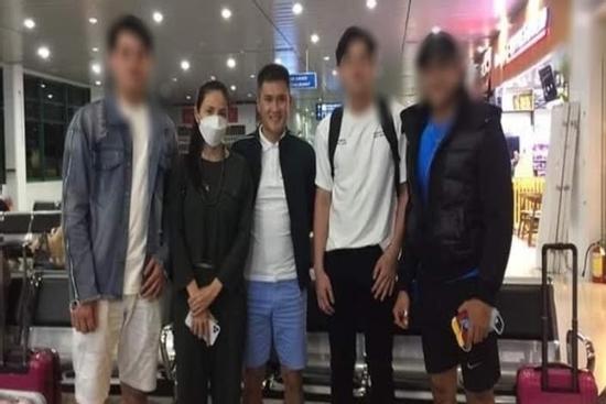 Thủy Tiên – Công Vinh gầy gò ngày trở về Sài Gòn sau nửa tháng cứu trợ miền Trung