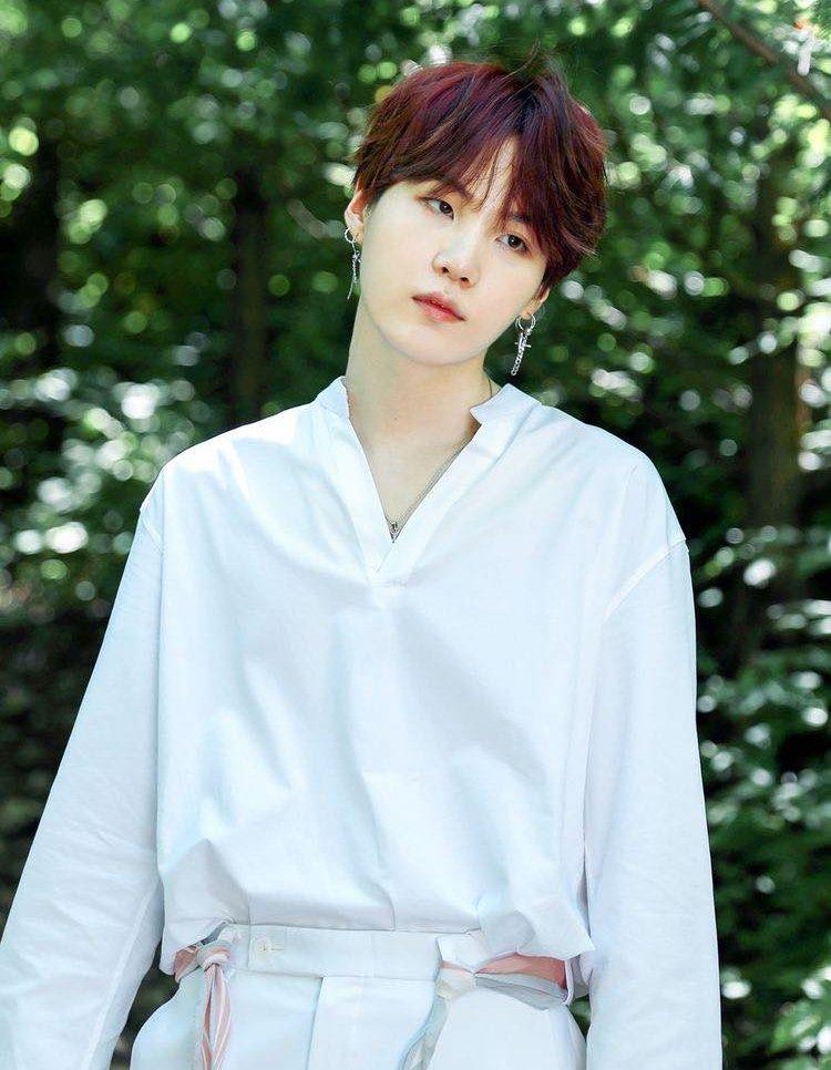 Công ty quản lý thông báo BTS Suga vừa phẫu thuật rách xương khớp vai, đồng thời không thể quảng bá album mới 