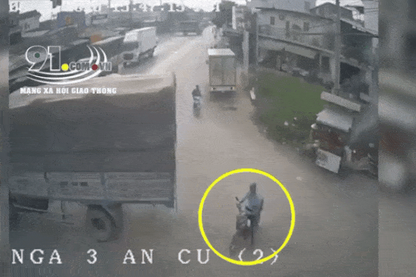 Clip: Chui tọt vào gầm ô tô tải vẫn thoát chết không tưởng-1