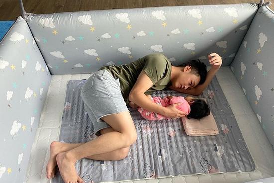 Vợ vắng nhà, Cường Đô La một mình vẫn chăm con cực chuyên nghiệp