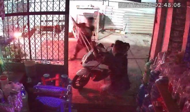 Đang ngồi trước cửa nhà bị nhóm người cầm ba chĩa, mã tấu lao đến truy sát-2